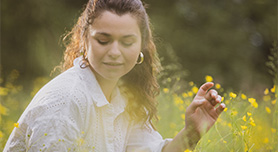 Portretshoot tussen bloemen